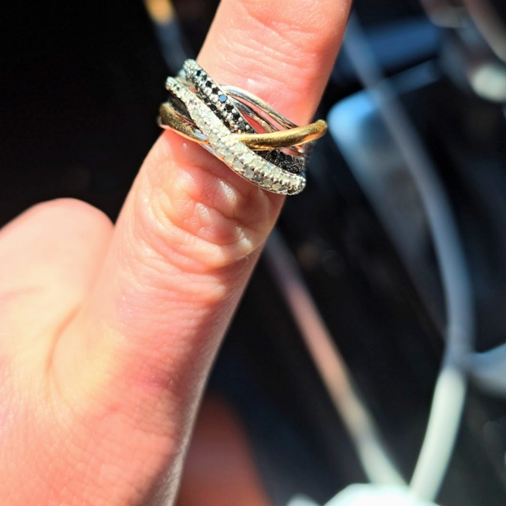 Beautiful diamond & Black diamond two tones gold wedding ring